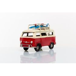 Pulmino rosso con tavola da surf