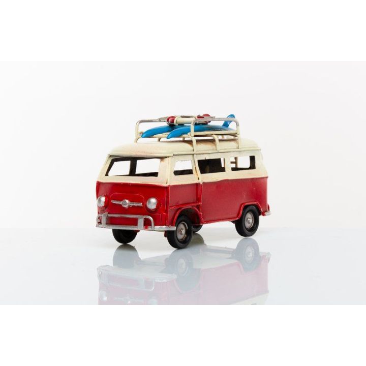 Pulmino rosso con tavola da surf