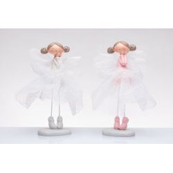 Ballerina in piedi con tulle