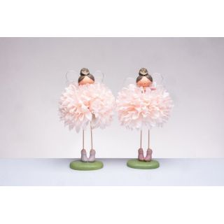 Ballerina in piedi con fiori