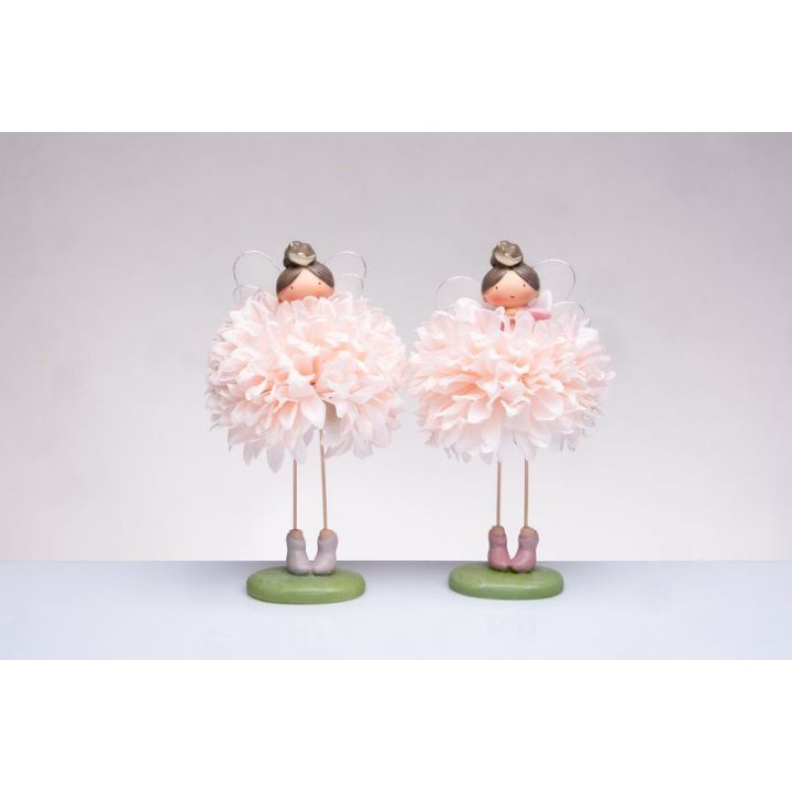Ballerina in piedi con fiori