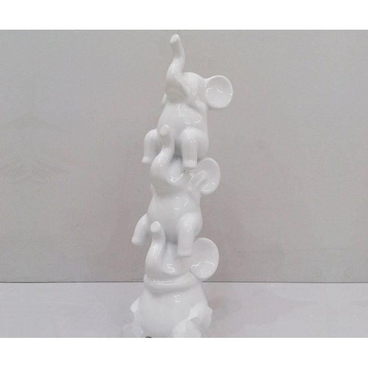 Elefanti in equilibrio bianchi