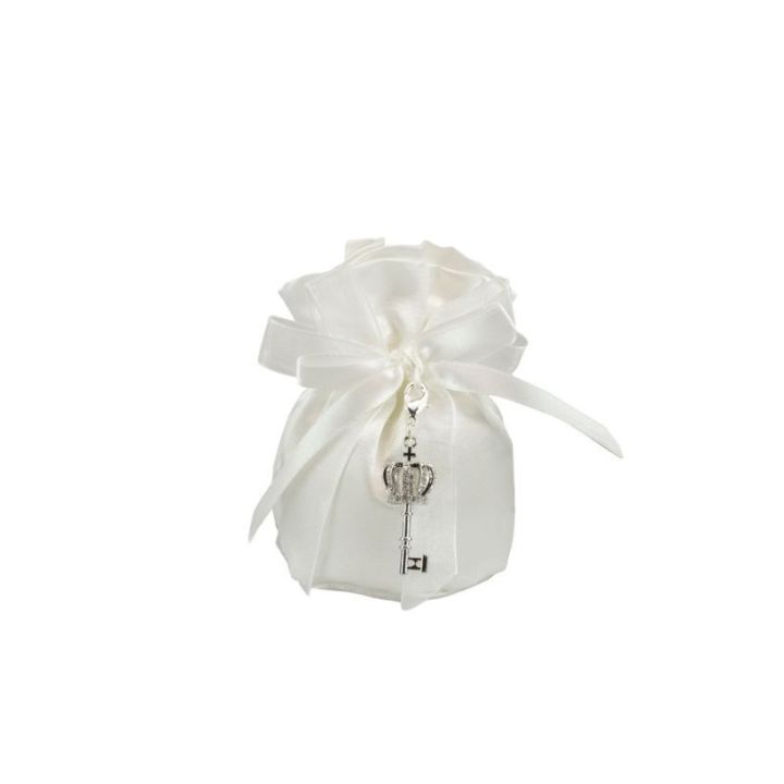 Sacchetto pochette raso bianco con charm chiavetta corona con strass