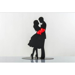 Silhouette sopratorta lui e lei fidanzati con magnete cuori…