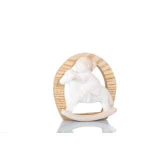 Bimba su cavallo gres e legno