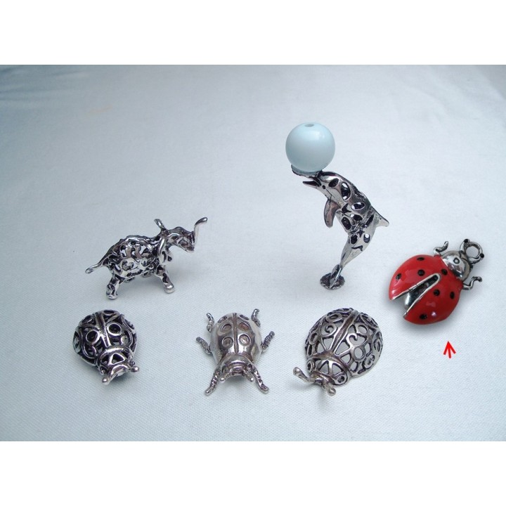 Ciondolo coccinella media cm.2,5 smalt. | CarinCasa