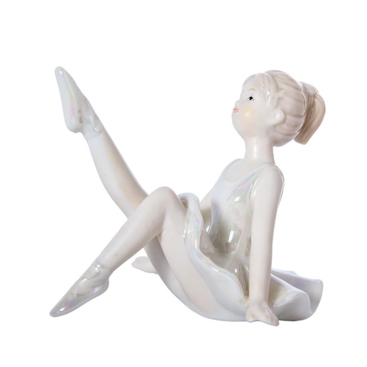 Ballerina seduta in porcellana con gamba sollevata