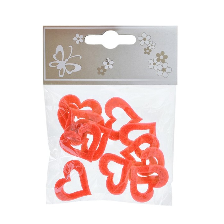 Applicazione a forma di cuore rosso in feltro