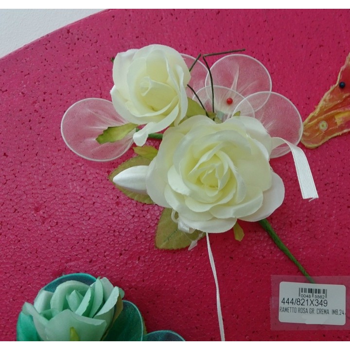 Rametto con rose grandi color crema in tessuto e organza con nastrino