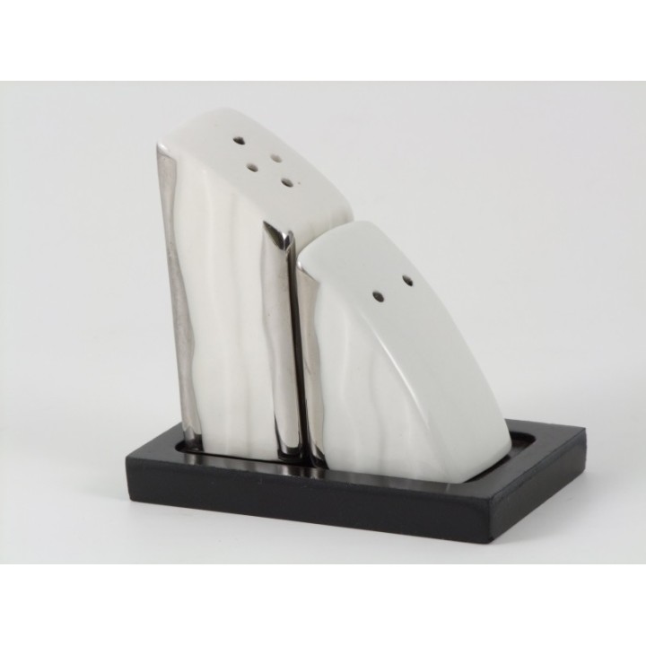 Set sale e pepe in ceramica con strisce argentate
