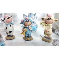 Bimbo in costume da animaletto in resina