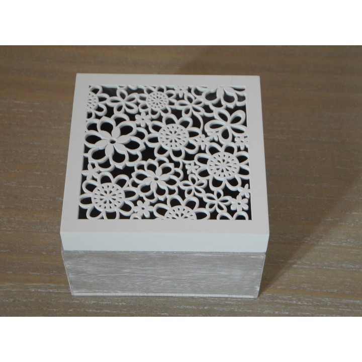 Scatola in legno con decoro fiori bianchi 12x12h8cm |…